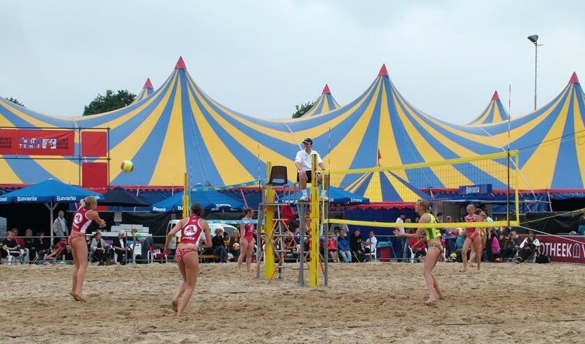 De Pinksterfeesten in Sint Anthonis. Op de achtergrond de grote tent waar de ‘Pinksterparty’ gehouden wordt. (tekst en foto: Kees de Bruijn)