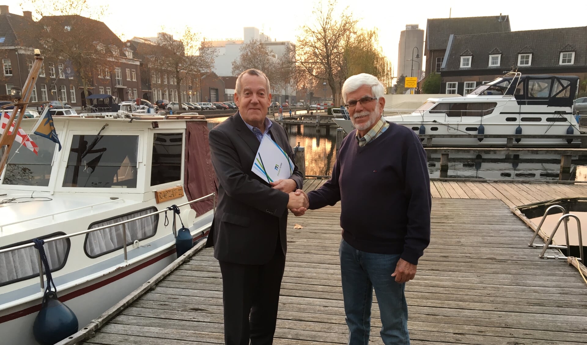 Wethouder Harry van Rooijen en Jaap Kastermans, voorzitter van de watersportvereniging. 