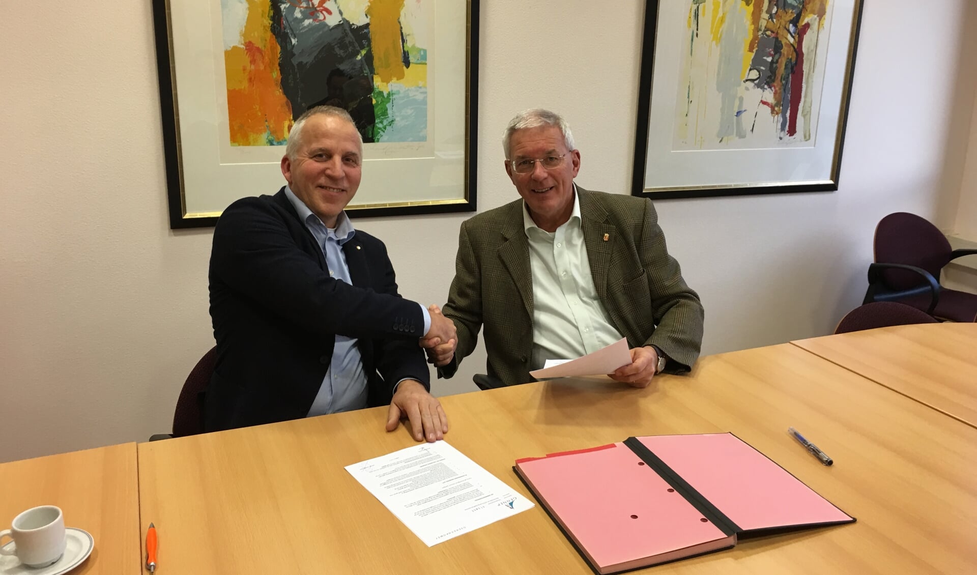 Door burgemeester Peter de Koning en Chris van Kempen, directeur van CVK Bouw, is de aannemingsovereenkomst getekend voor restauratie en verbouwing van het stadhuis aan de Markt in Gennep. 