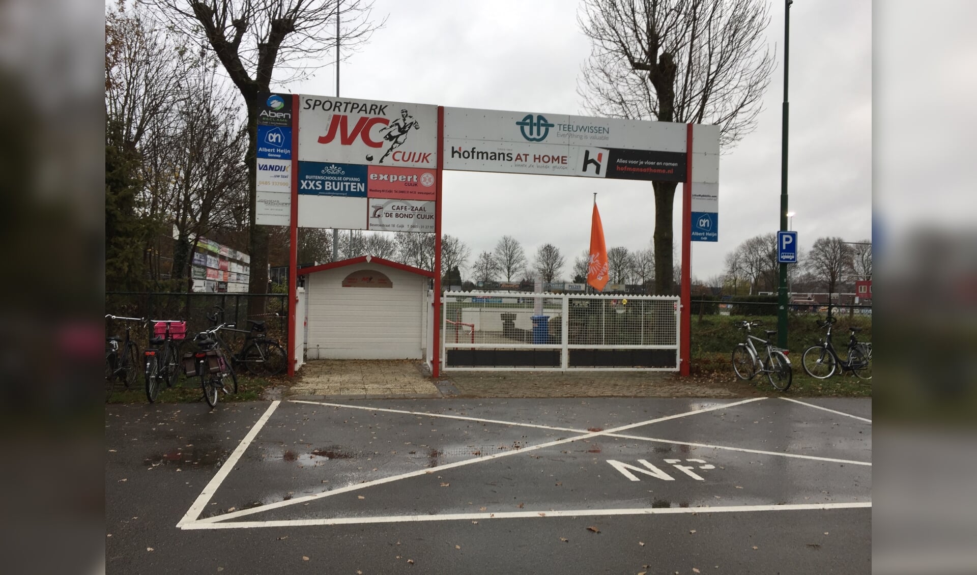 De ingang van sportpark De Groenendijkse Kampen van JVC Cuijk.