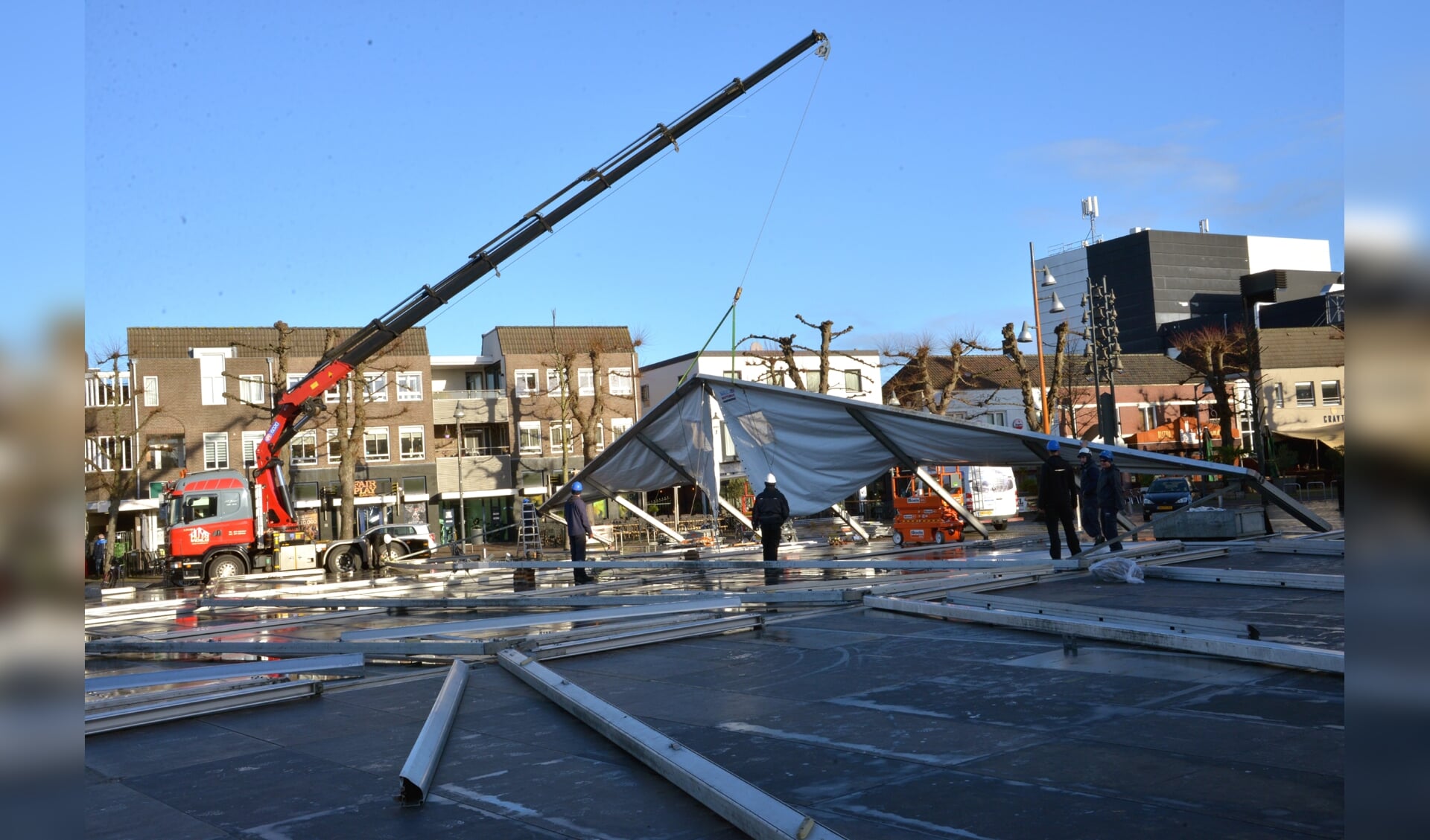 Gisteren werd er hard gewerkt om de tent gereed te maken (foto: Henk Lunenburg)