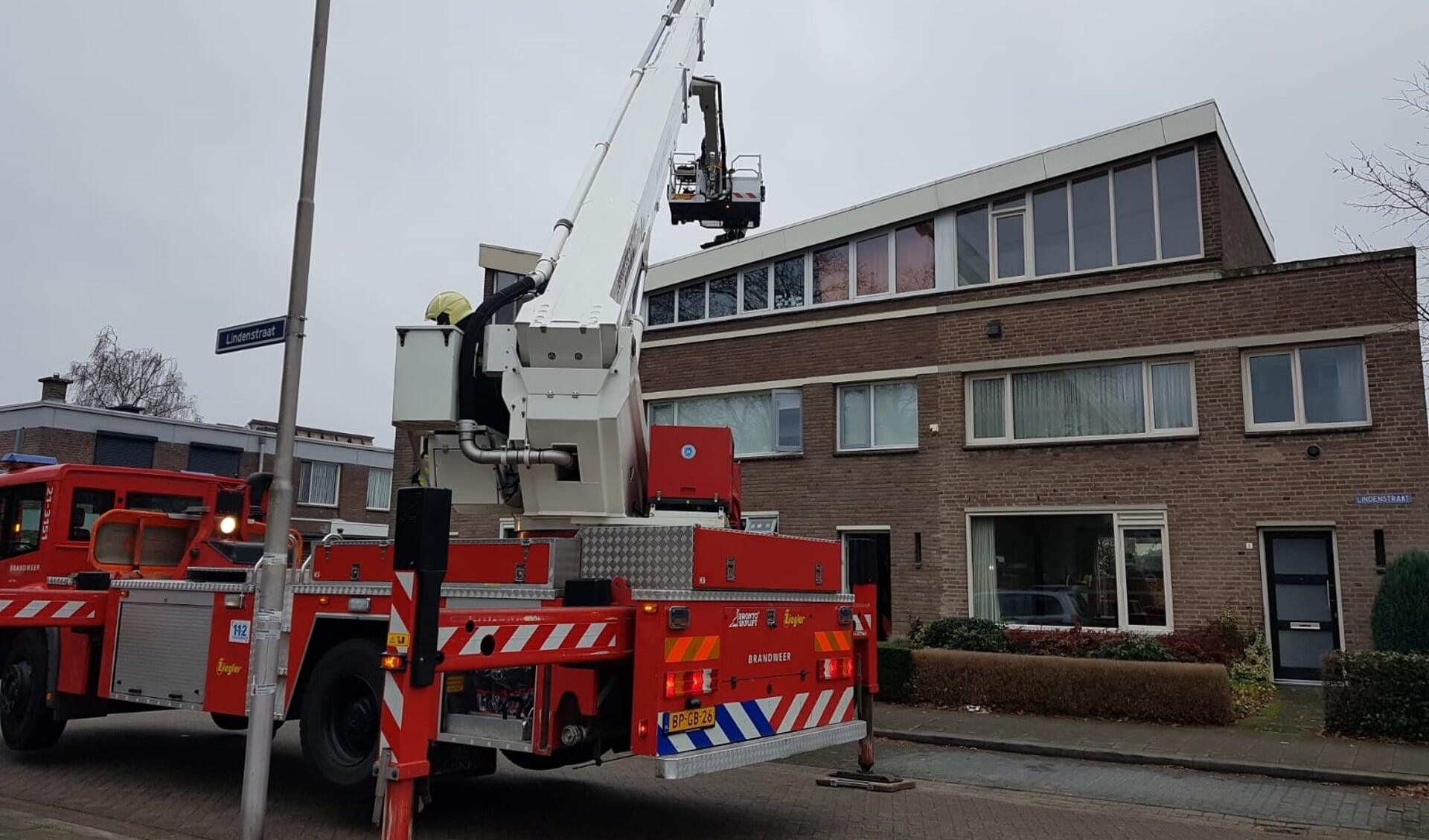 Brandweer blust schoorsteenstraat in Lindenstraat