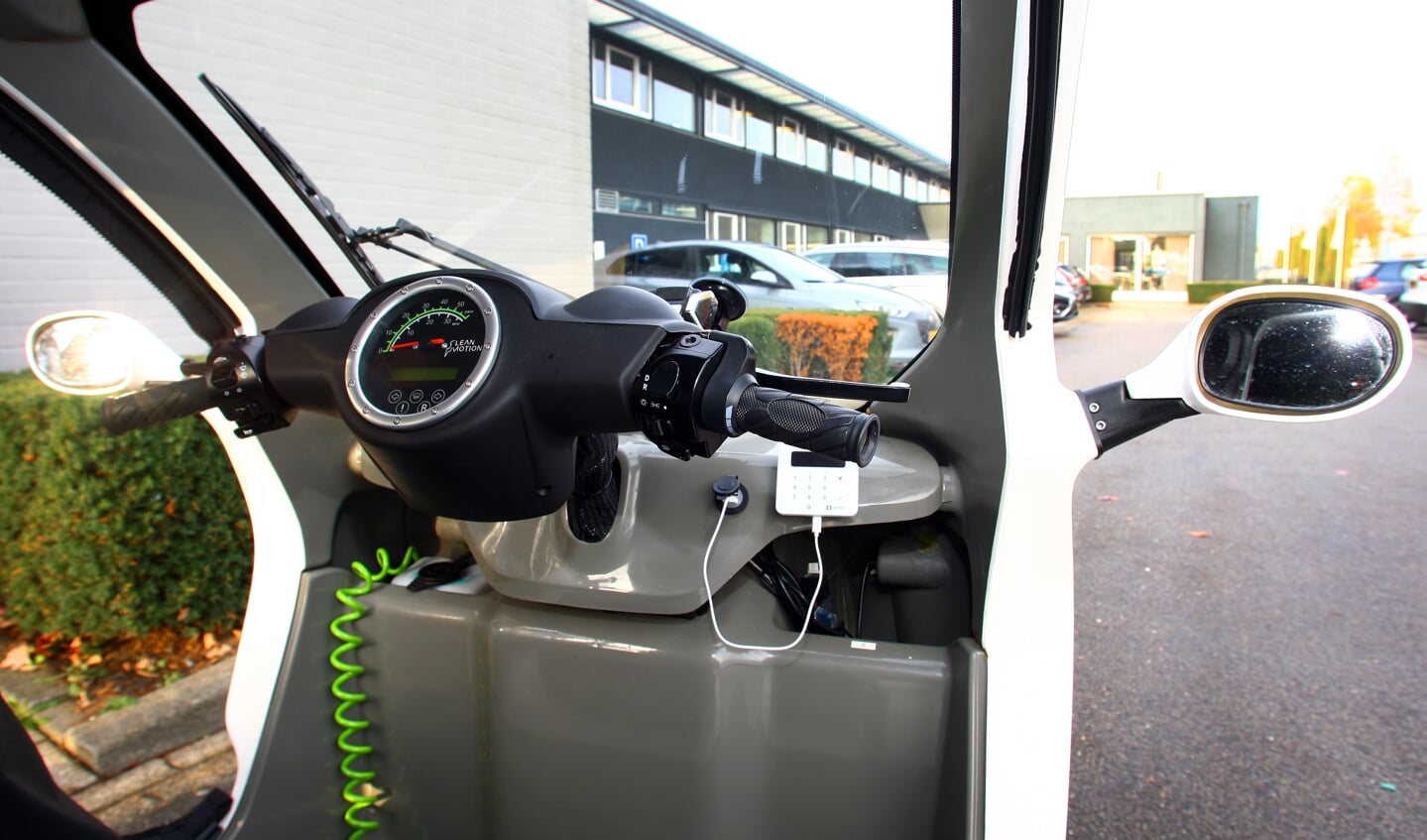 Pick-E, een elektrische drielwieler vervoerd de werknemers over het bedrijventerrein van Veghel.