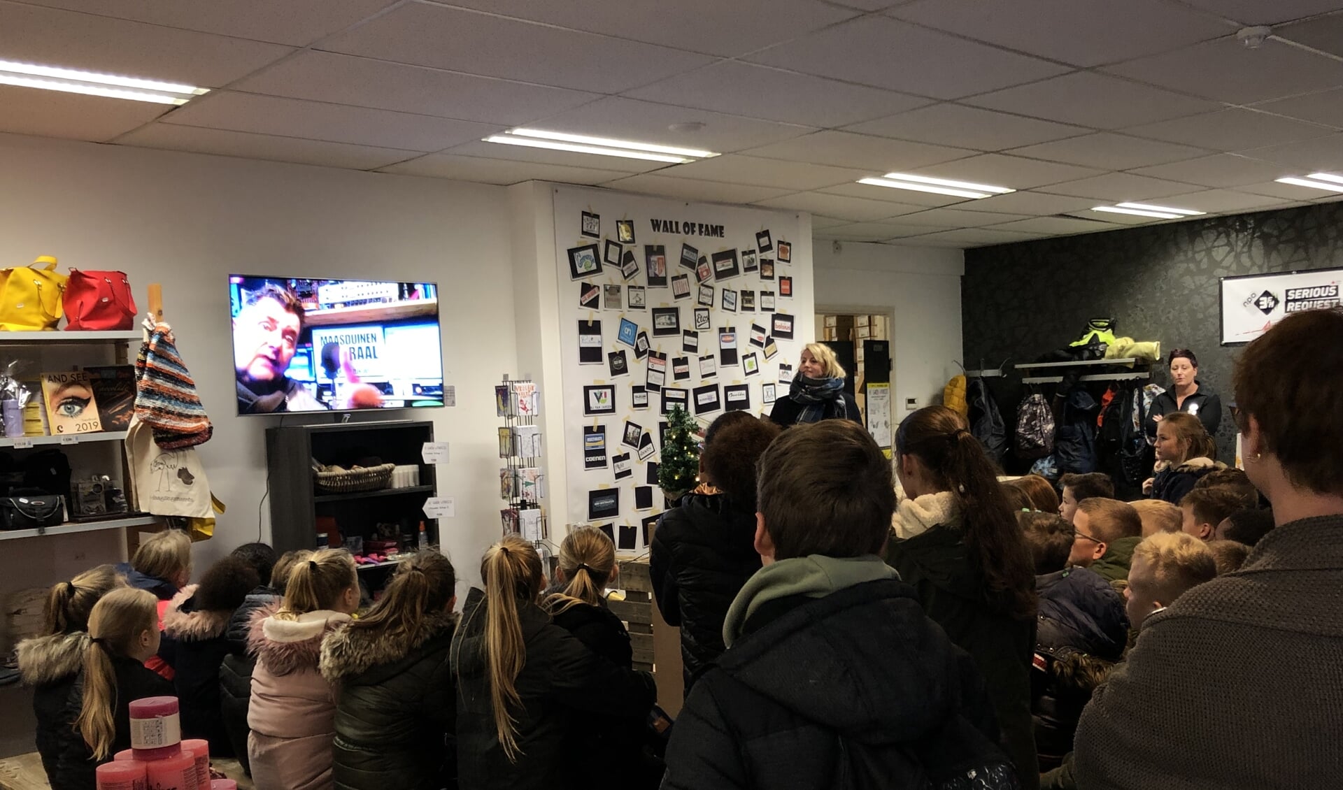 De leerlingen van De Ratel  kijken en luisteren naar de videoboodschappen. (Tekst en foto Jos Gröniger)