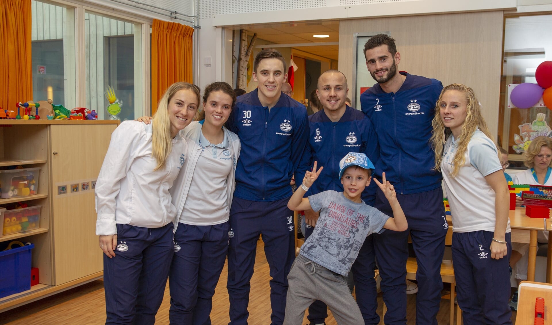 PSV'ers bezoeken Bernhoven tot groot geluk van de kinderen. 