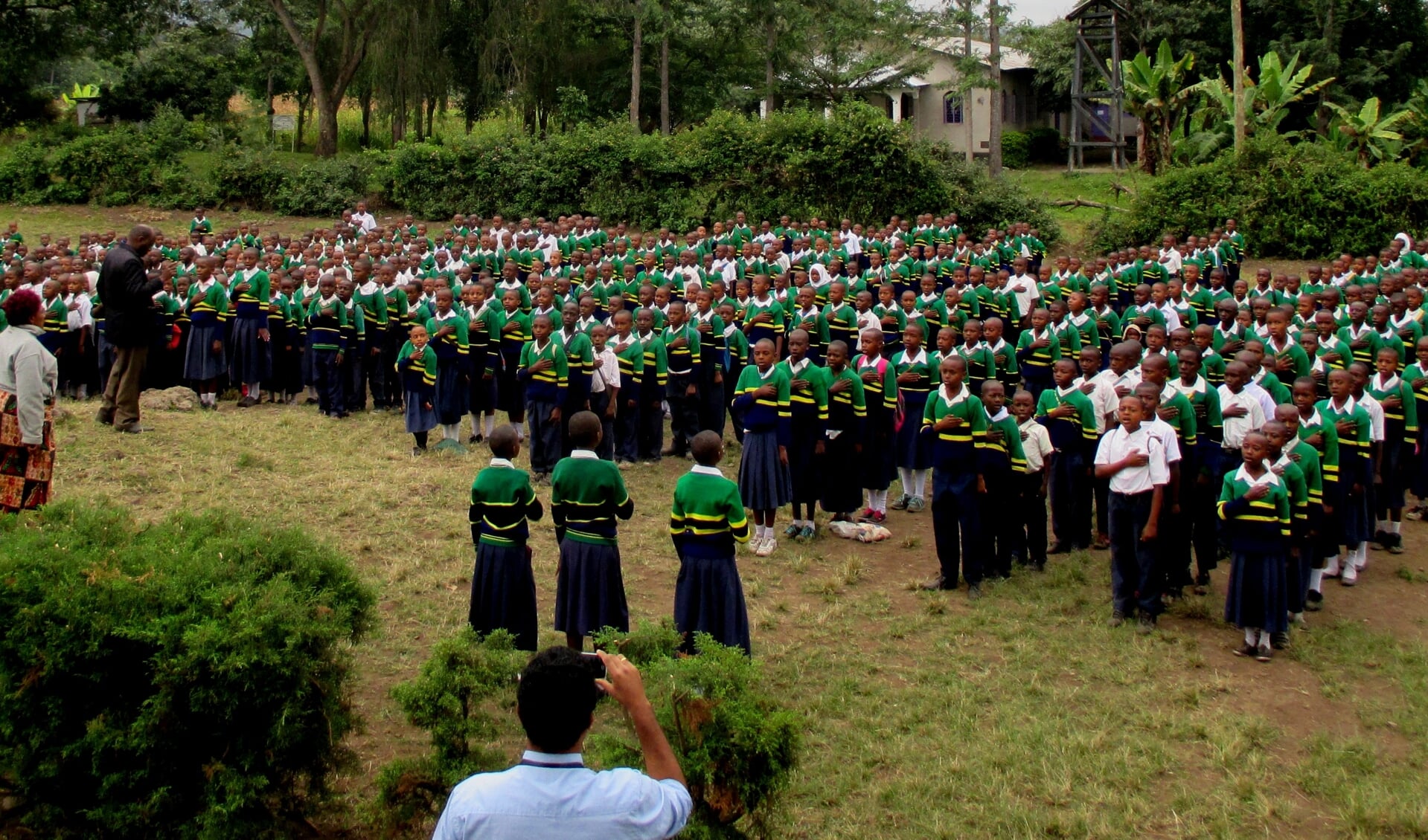 Bij een primary school in Tanzania is gedoneerd voor de aanschaf van schooluniformen