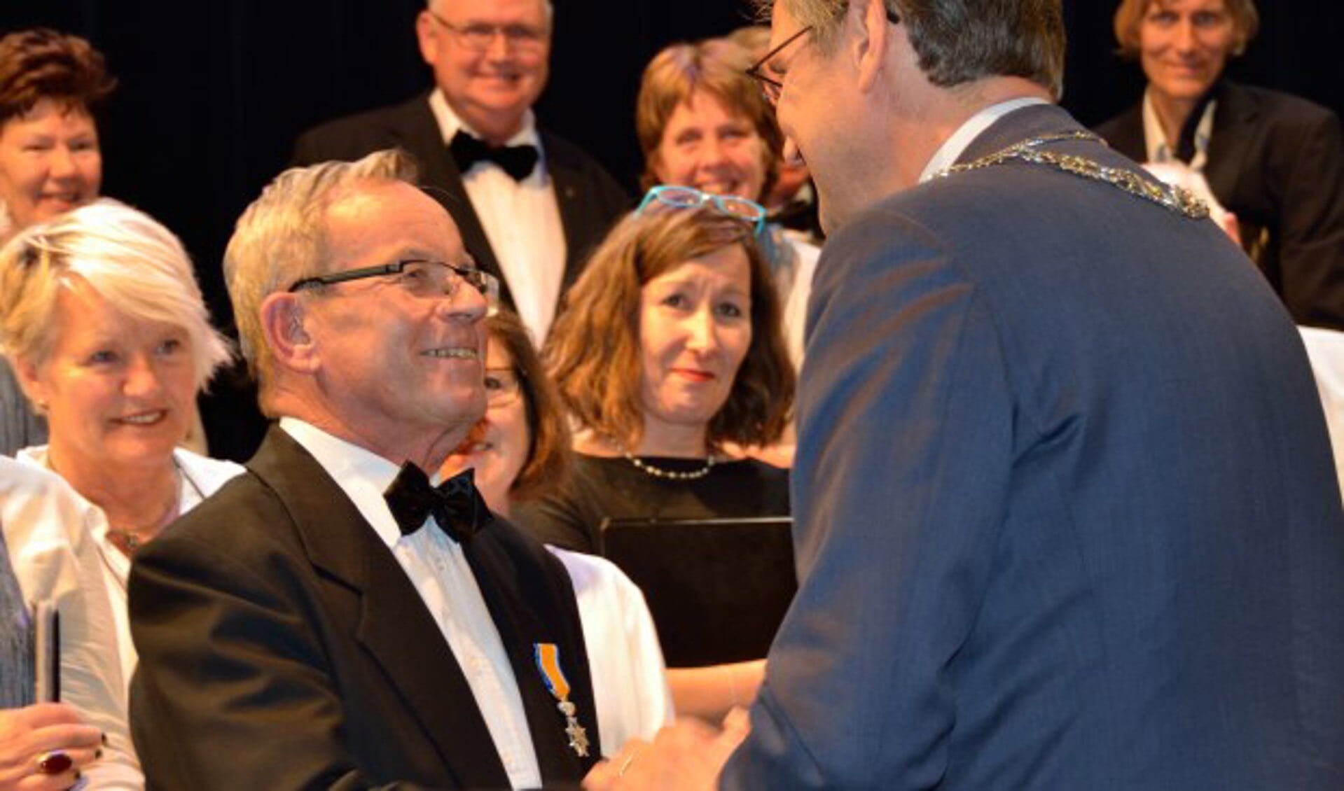 In september 2017 kreeg koorlid Will Ariaens van Hillenaar de koninklijke onderscheiding Lid in de Orde van Oranje Nassau uitgereikt. (archieffoto) 