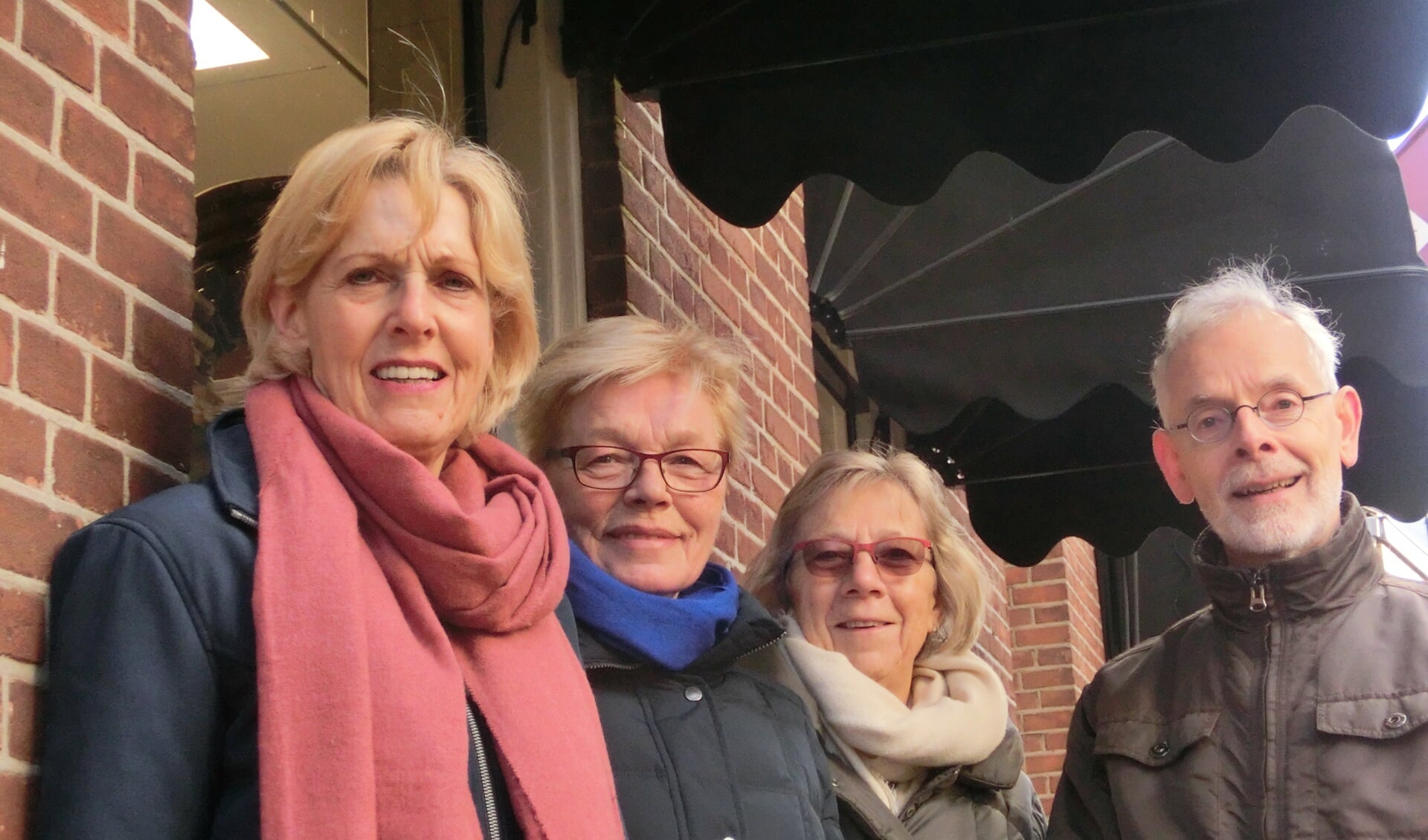 V.l.n.r: Maria Brouwer, Dinie Verbruggen, Gerry Steenbergen en Fons Bomers. De gastvrouwen en gastheer van Chaja's koffieochtend. 
