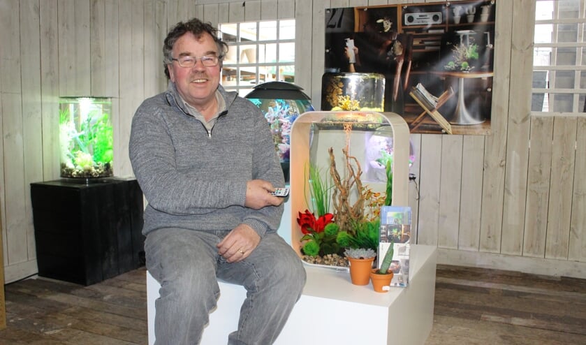 Jan van de Hulsbeek bij de BiOrb-aquaria in zijn showroom.   