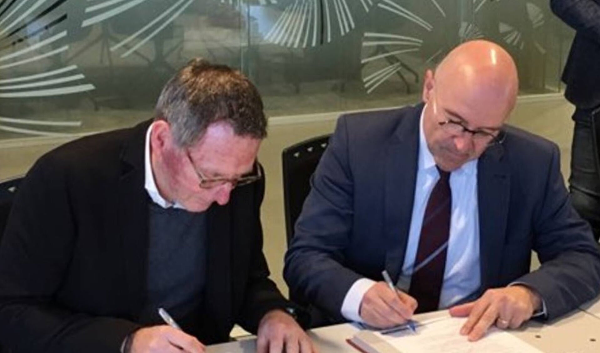 Maddy Goossens en Kees van Rooij tekenen het Economisch Convenant Meierijstad.