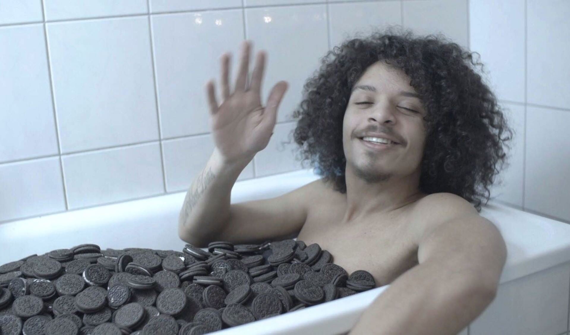 Smitje in een bad vol Oreo-koekjes. 