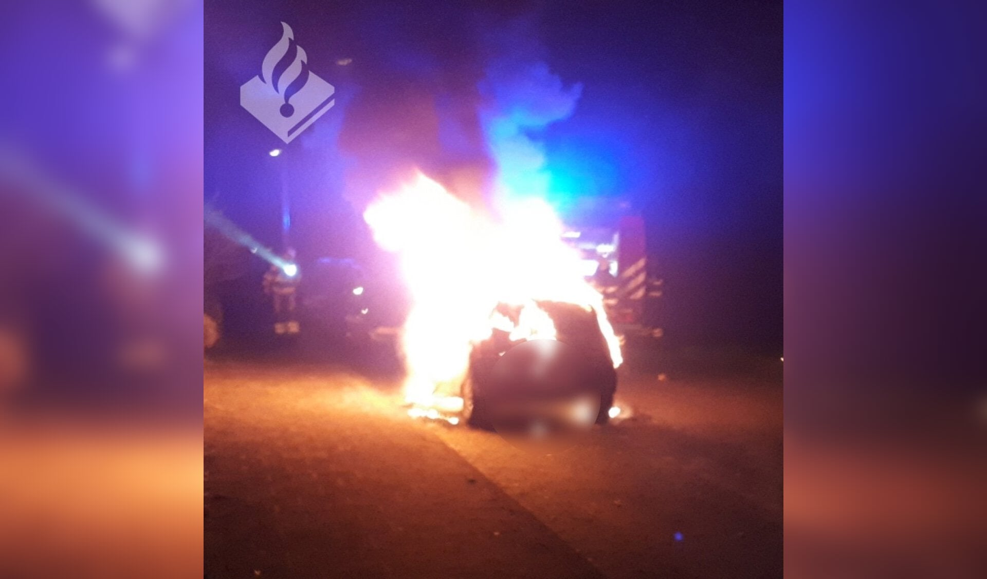 Auto in brand gestoken in Van Raaltestraat. (Foto: Twitter Wijkagent Ruwaard)