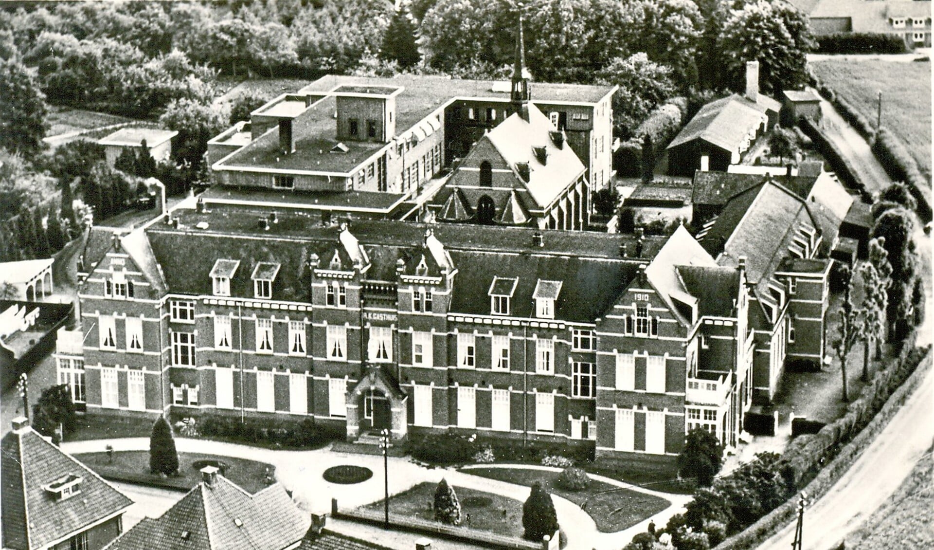 Een bekende ansichtkaart voor Veghelaren. Zo zag het ziekenhuis er uit tussen 1935 en 1958. 