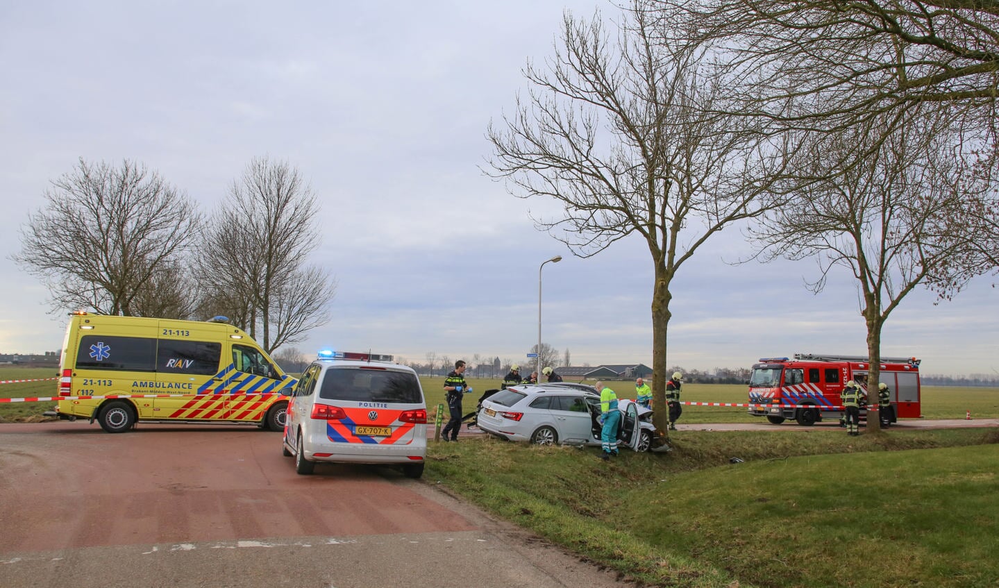 Twee gewonden bij ongeval tussen twee auto's op Geffense kruising
