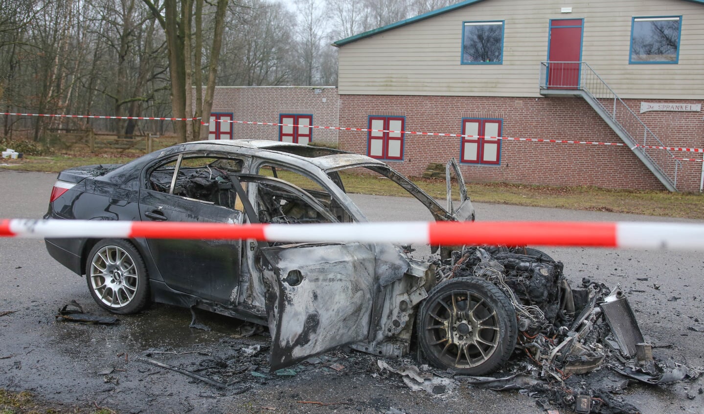 Een auto branden volledig uit dit gebeurden in Schaijk ( Foto's : Maickel Keijzers / Hendriks Multimedia ) 