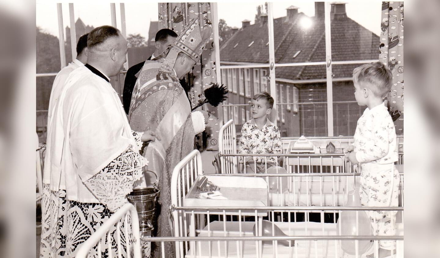 1961-10-24: Inzegening nieuwe Kinderafdeling door Mgr. Bekkers
