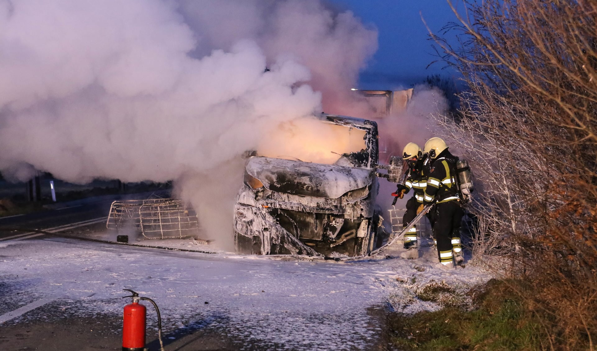 De vrachtwagen ging in vlammen op ( Foto's : Maickel Keijzers / Hendriks Multimedia )
