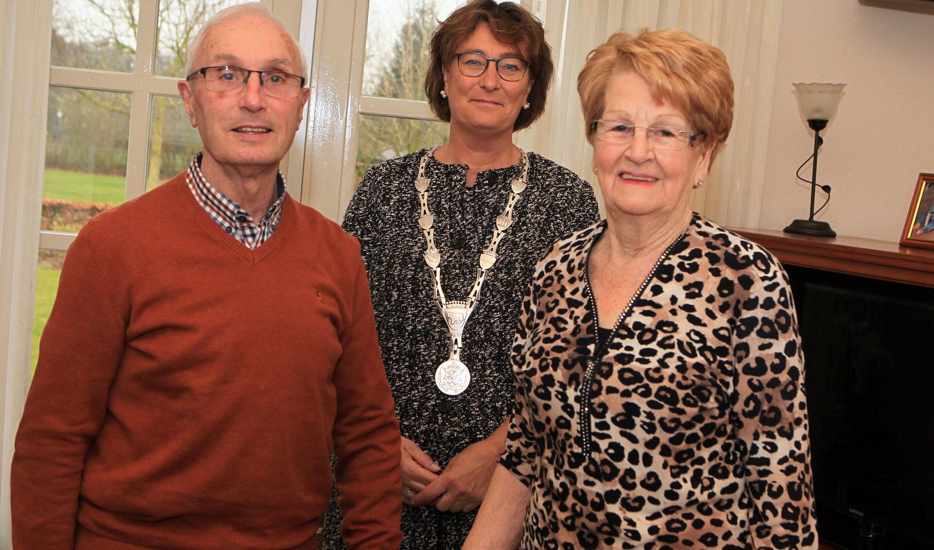 Jo en Diny Vos-Romme kregen bezoek van burgemeester Wobine Buijs-Glaudemans. (Foto: Hans van der Poel)