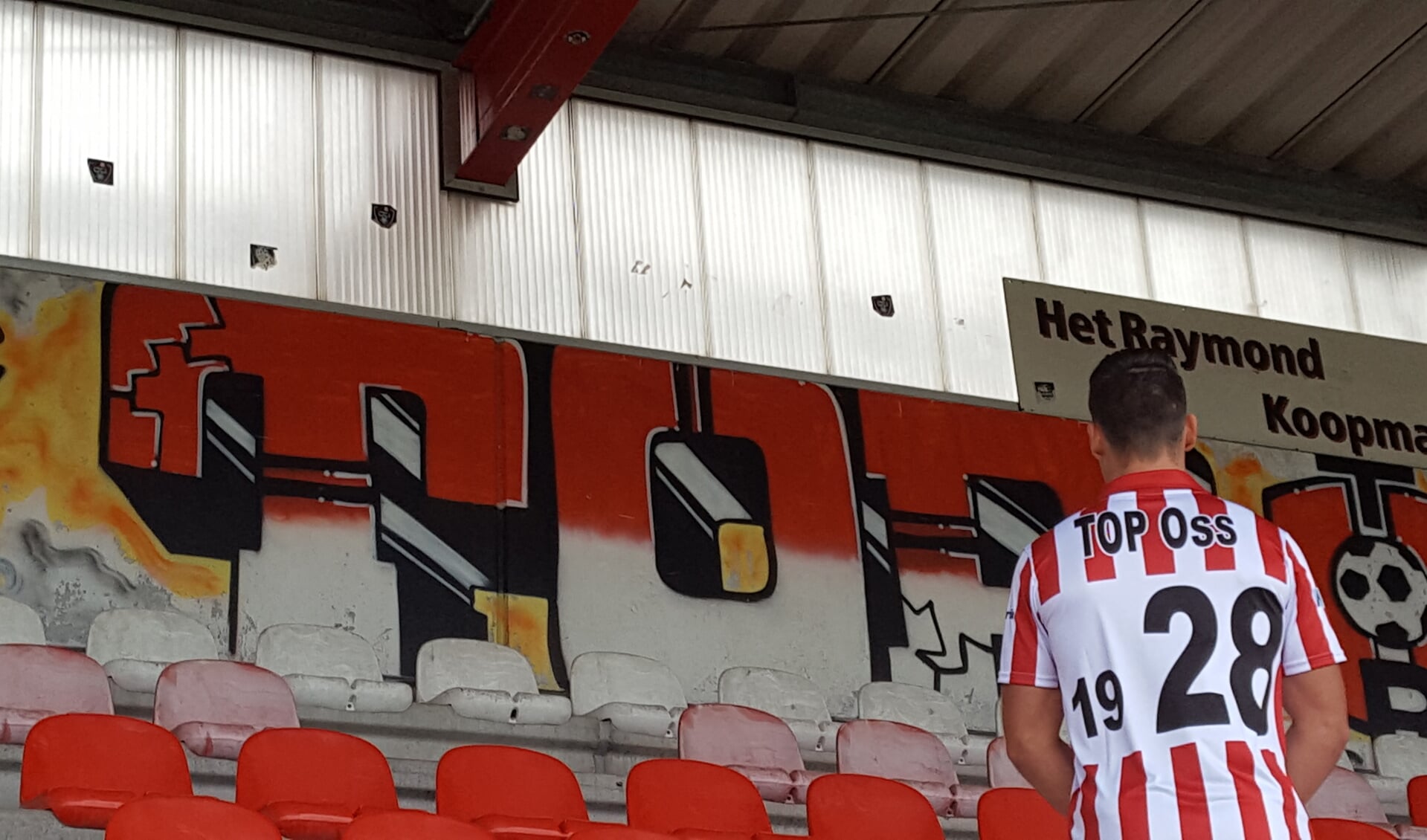 Thijs van Pol met het TOP Oss shirt. (Foto: FC Oss Media)