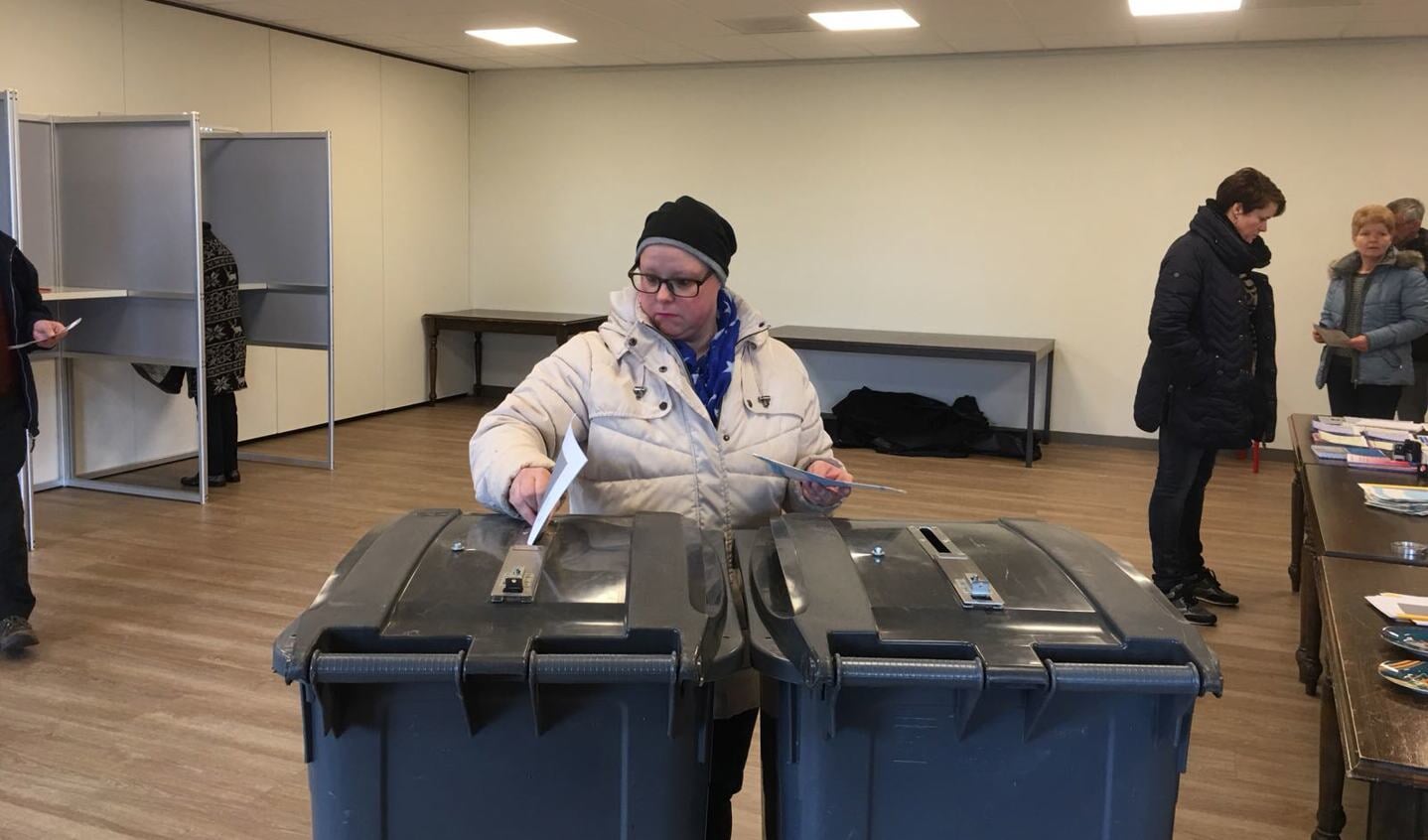 Inwoners van de gemeente Bergen brengen hun stem uit in Den Asseldonk.