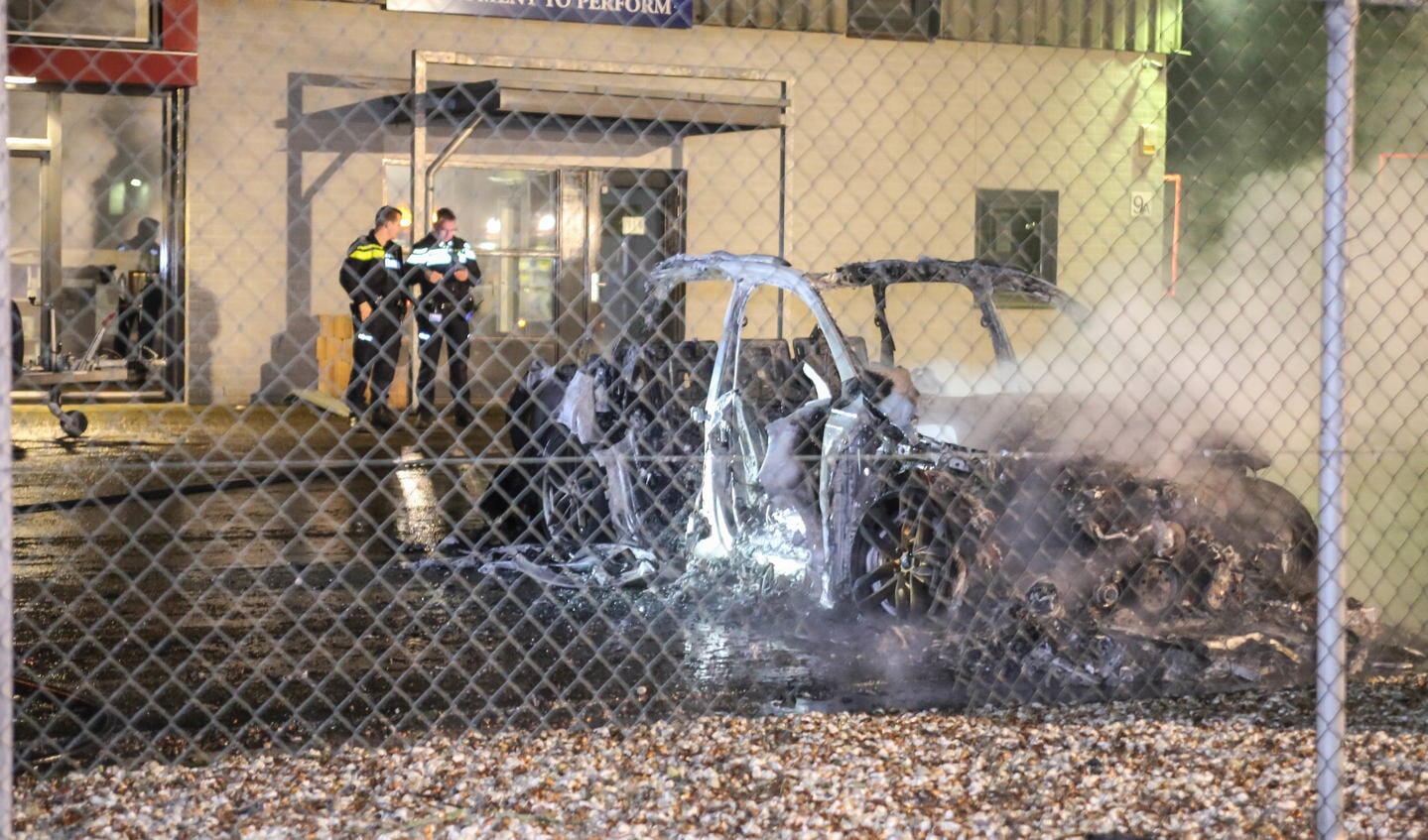 De personenauto branden volledig uit ( Foto's : Maickel Keijzers / Hendriks Multimedia )