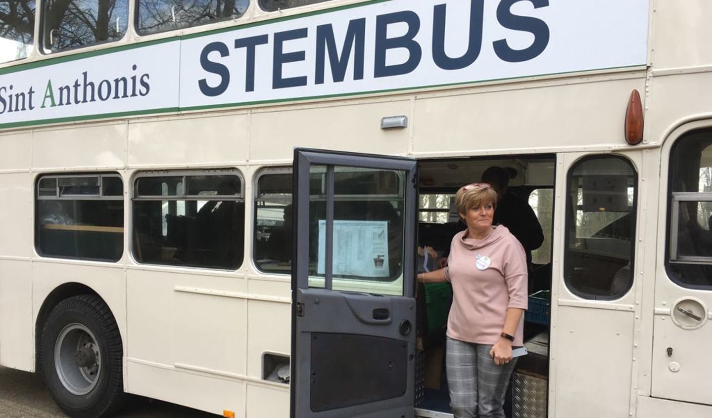 Burgemeester Sijbers van Sint Anthonis stemde in de mobiele bus die Bronlaak aandeed.