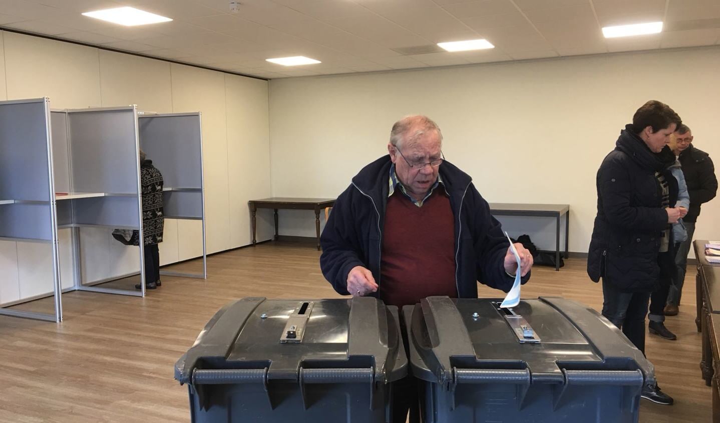 Inwoners van de gemeente Bergen brengen hun stem uit in Den Asseldonk. 