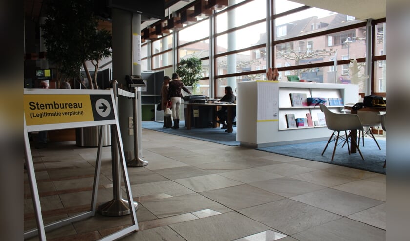 Stemmen in het gemeentehuis (foto: Temmie van Uden)