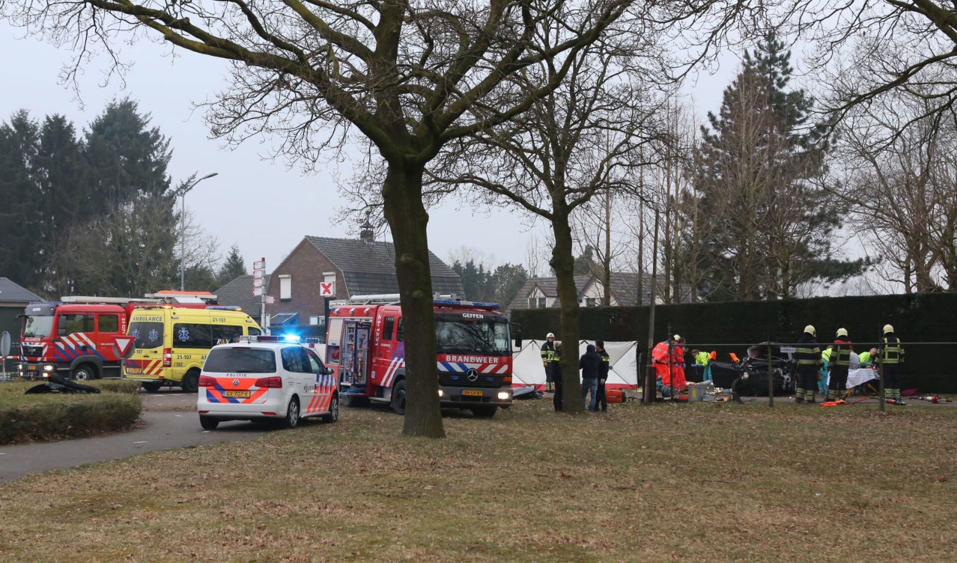 Ernstig ongeval in Geffen. (Foto: Maickel Keijzers / Hendriks multimedia)