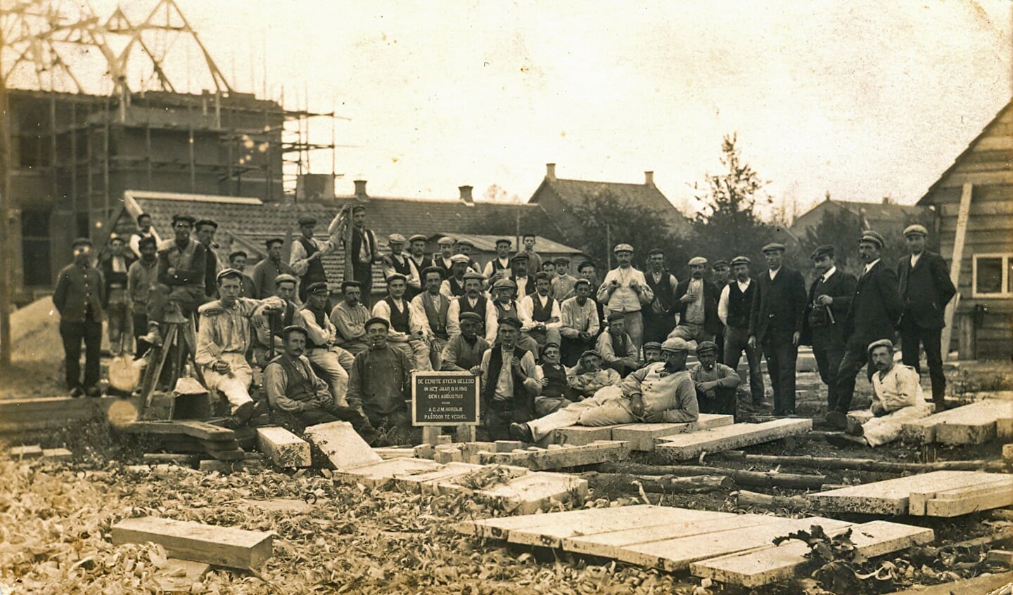 1910: De bouwvakkers bij de eerste steenlegging van het nieuwe ziekenhuis op 1 aug. 1910