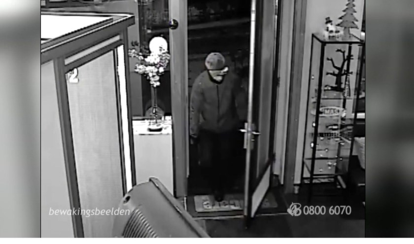 Foto van overvaller in Oss. www.politie.nl