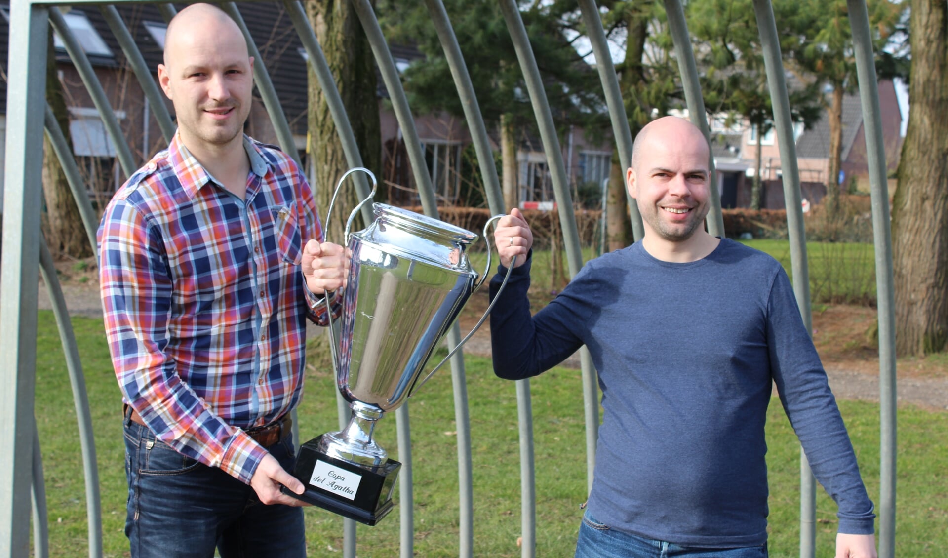 Bob Thomassen en Martijn Schwillens laten alvast de felbegeerde Copa del Agatha-cup zien.