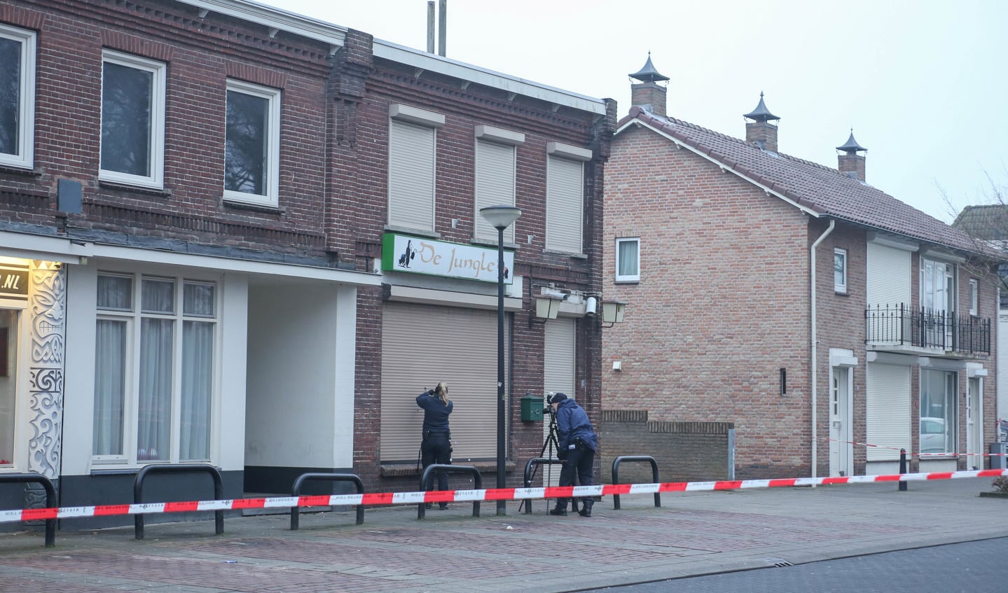 Pand coffeeshop in Oss beschoten; niemand gewond geraakt. (Foto: Maickel Keijzers / Hendriks Multimedia)