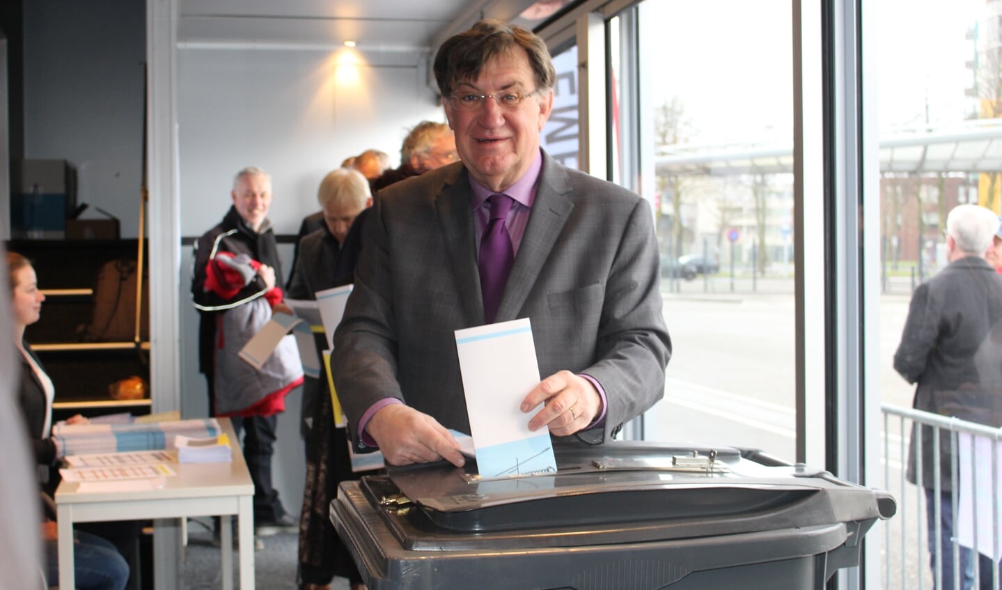 Burgemeester Henk Hellegers doet zijn stem in de stembus