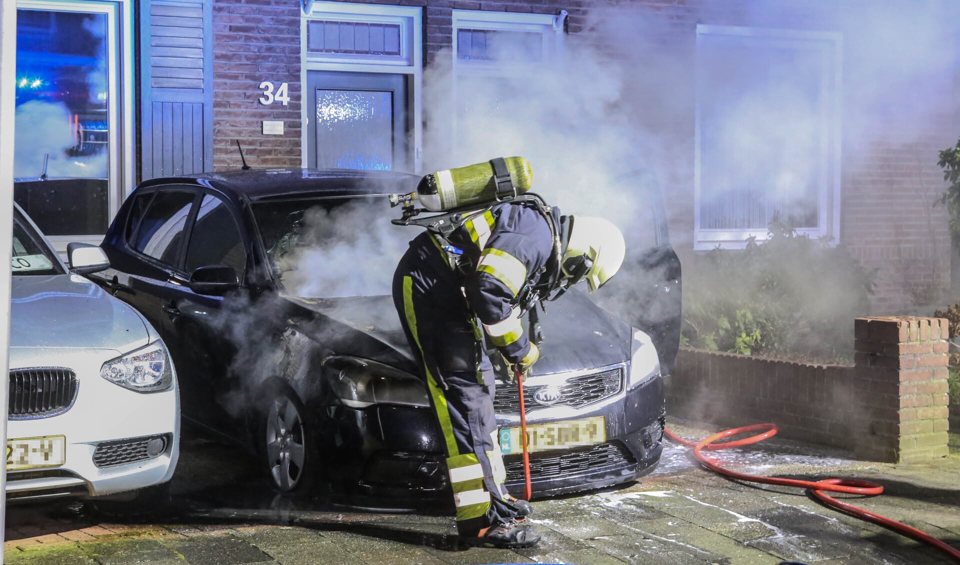 De auto raakte flink beschadigt ( Foto's : Maickel Keijzers/ Hendriks Multimedia )