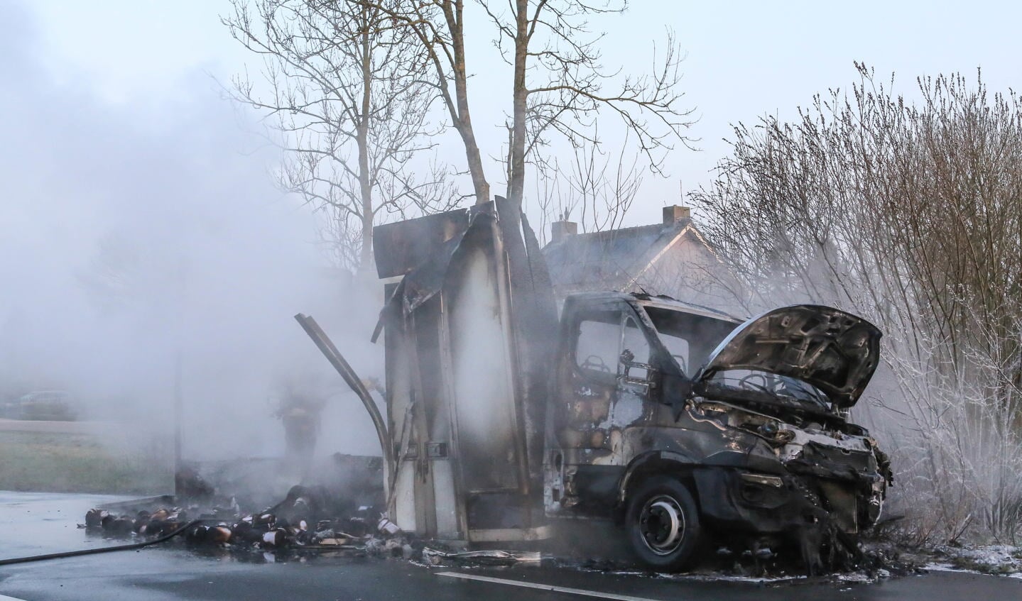 De vrachtwagen ging in vlammen op ( Foto's : Maickel Keijzers / Hendriks Multimedia )