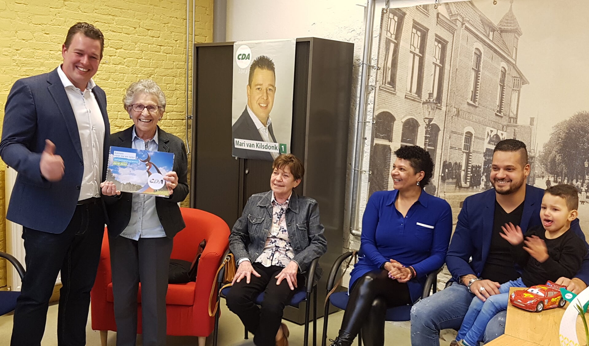 CDA-lijsttrekker Mari van Kilsdonk overhandigt het verkiezingsprogramma aan de 91-jarige Truus Pelzer - Van der Doelen.