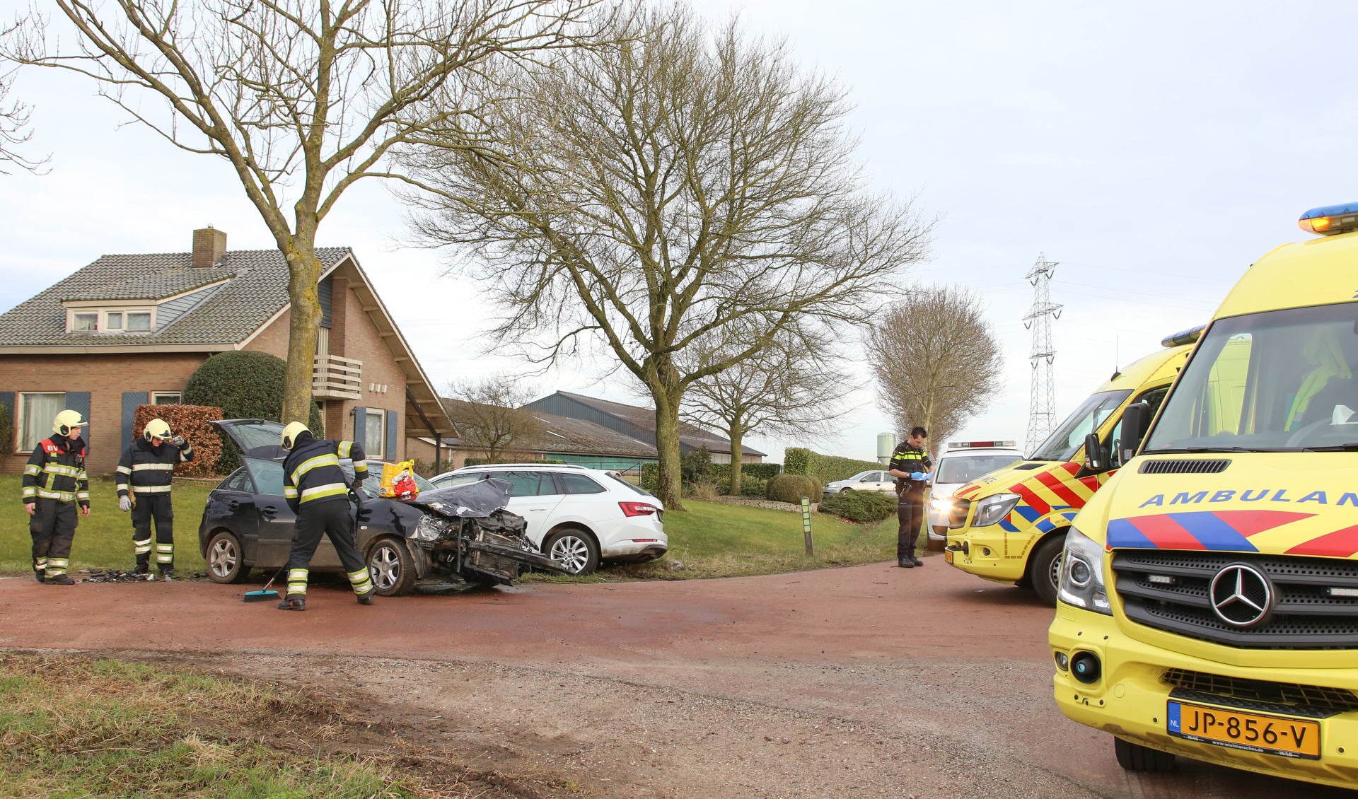 Ongeval tussen twee auto's op Geffense kruising. (Foto: Maickel Keijzers / Hendriks Multimedia)