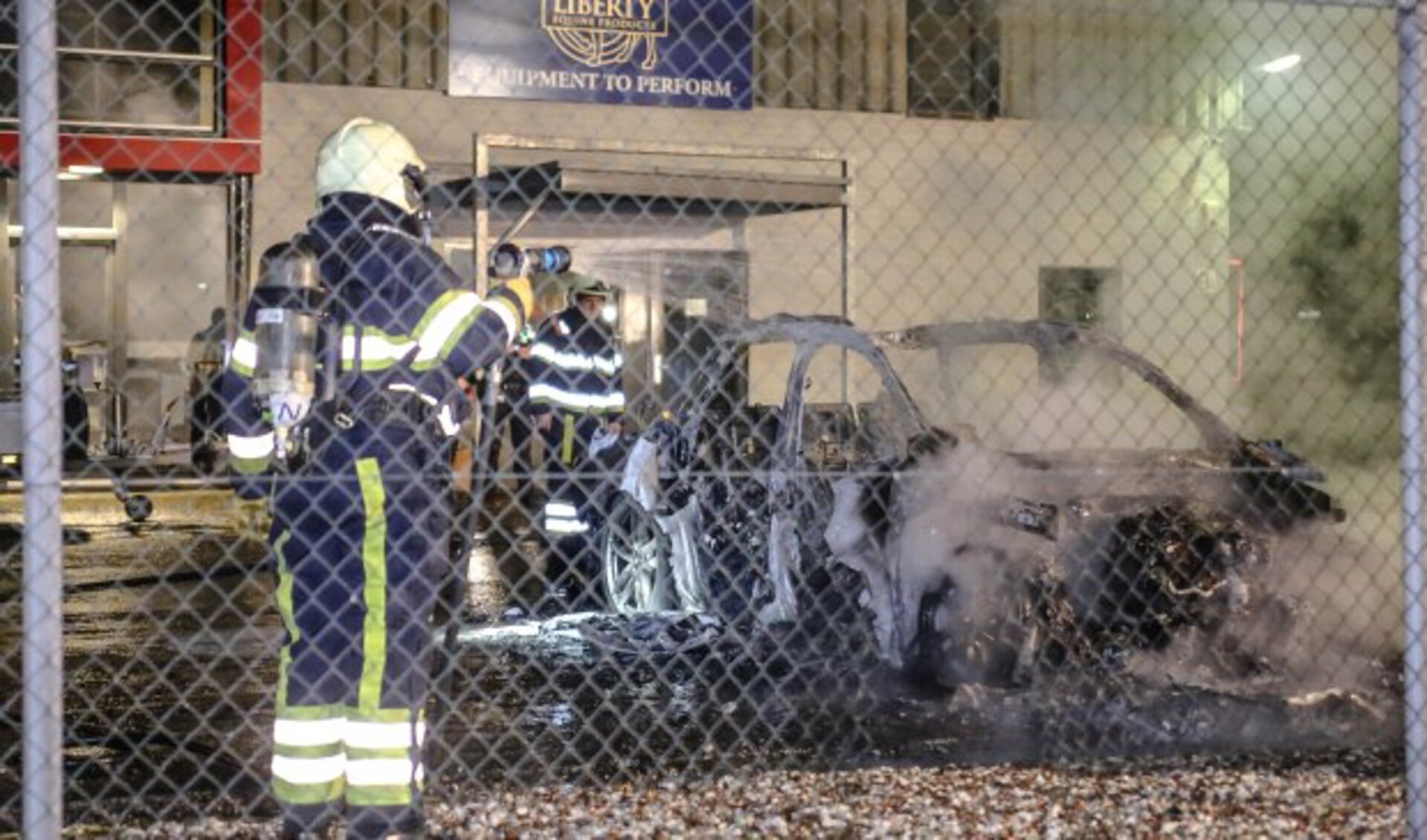 De personenauto in de Lekstraat brandde volledig uit. ( Foto: Maickel Keijzers / Hendriks Multimedia )