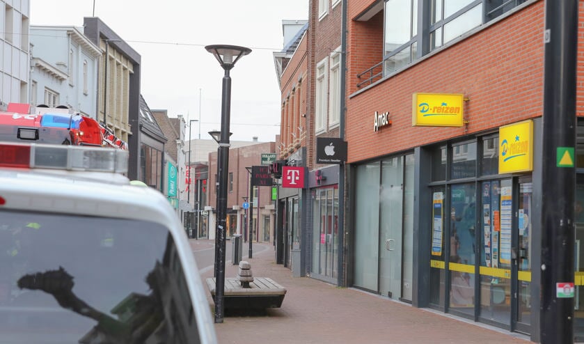De winkel stond korte tijd flinke onder de rook ( Foto's : Maickel Keijzers / Hendriks Multimedia )