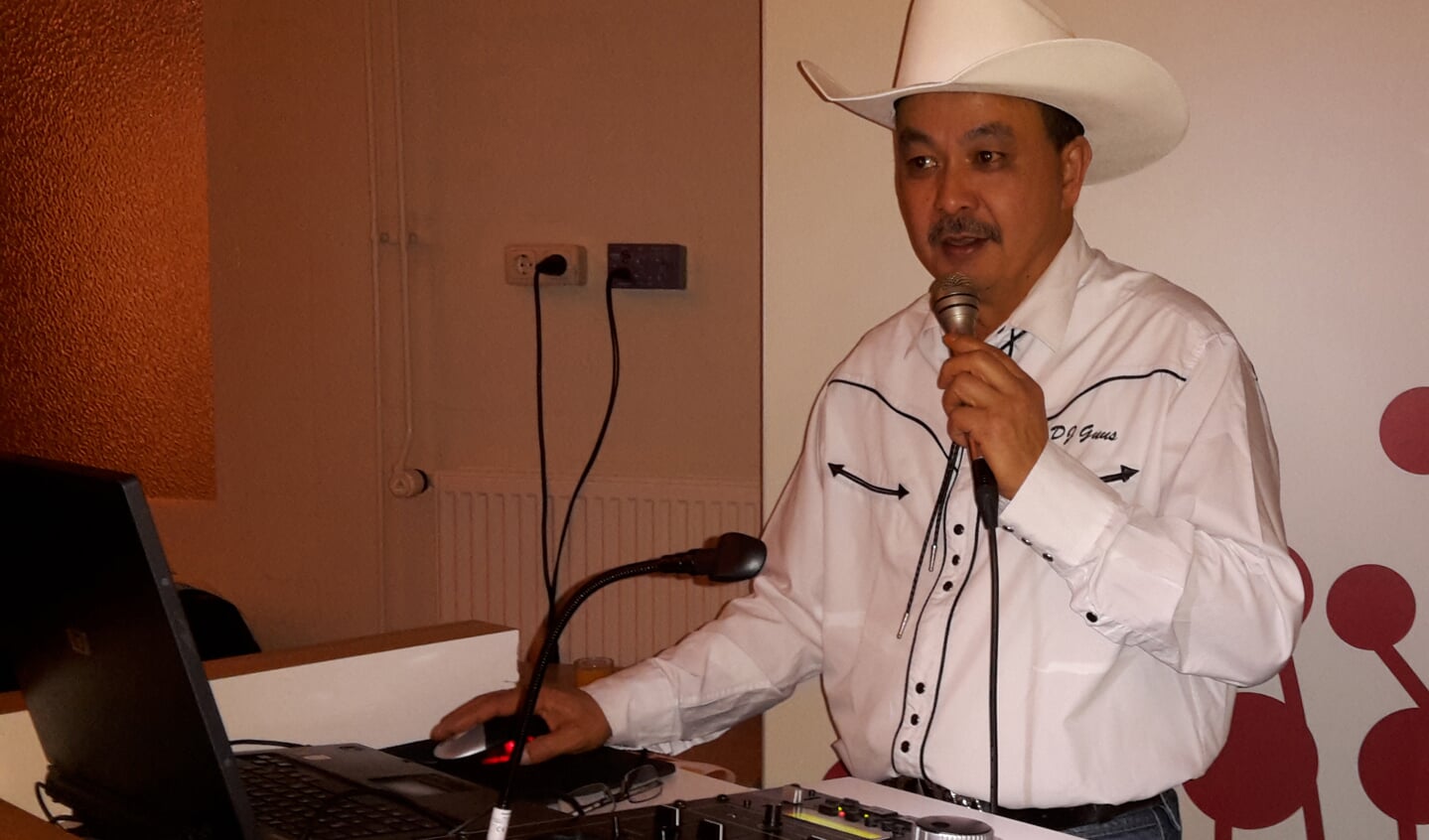 DJ Guus draait op verzoek populaire line-dansen, voornamelijk origineel country.