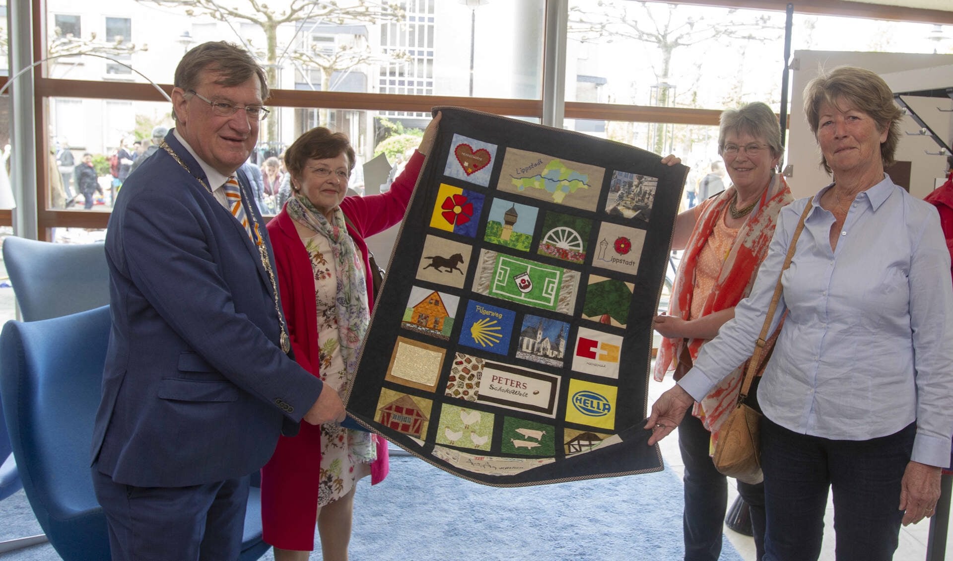 Burgemeester Hellegers, Jo van Stiphout, Ton Abels en Henriëtte Smith. (foto: Ad van de Graaf)