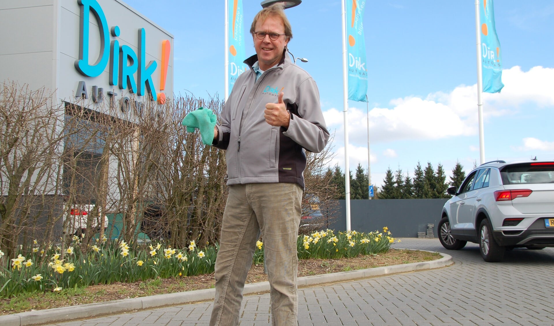 Bert Stiemsma bij zijn klimaatvriendelijke autowasstraat.  