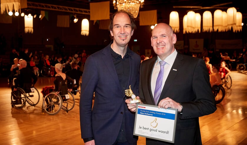 <p>Hans Verhoeven (rechts) ontving in 2018 een Gouden Duim van de provincie Noord-Brabant.</p>  