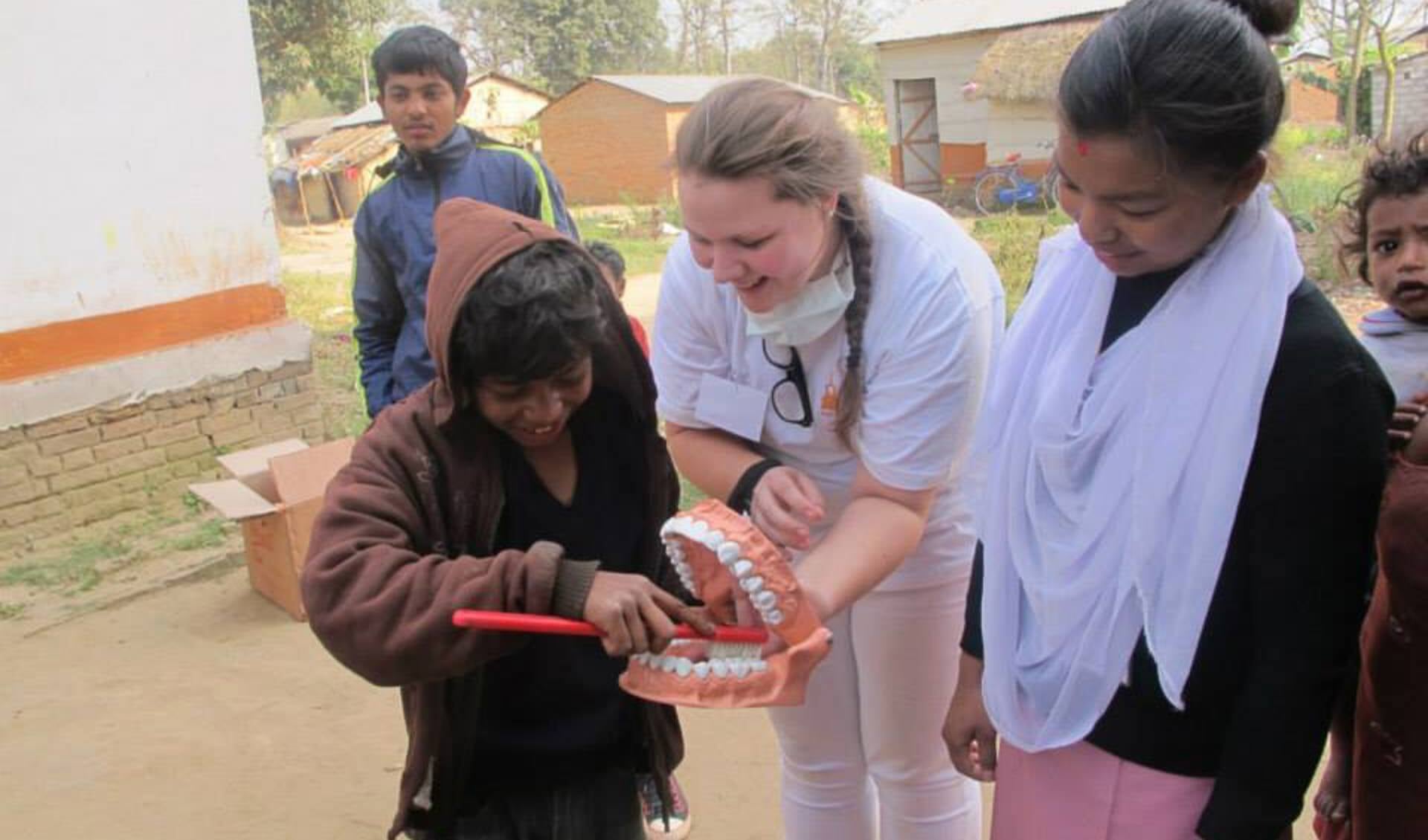 Lotte legt in Nepal aan kinderen uit hoe tandenpoetsen werkt