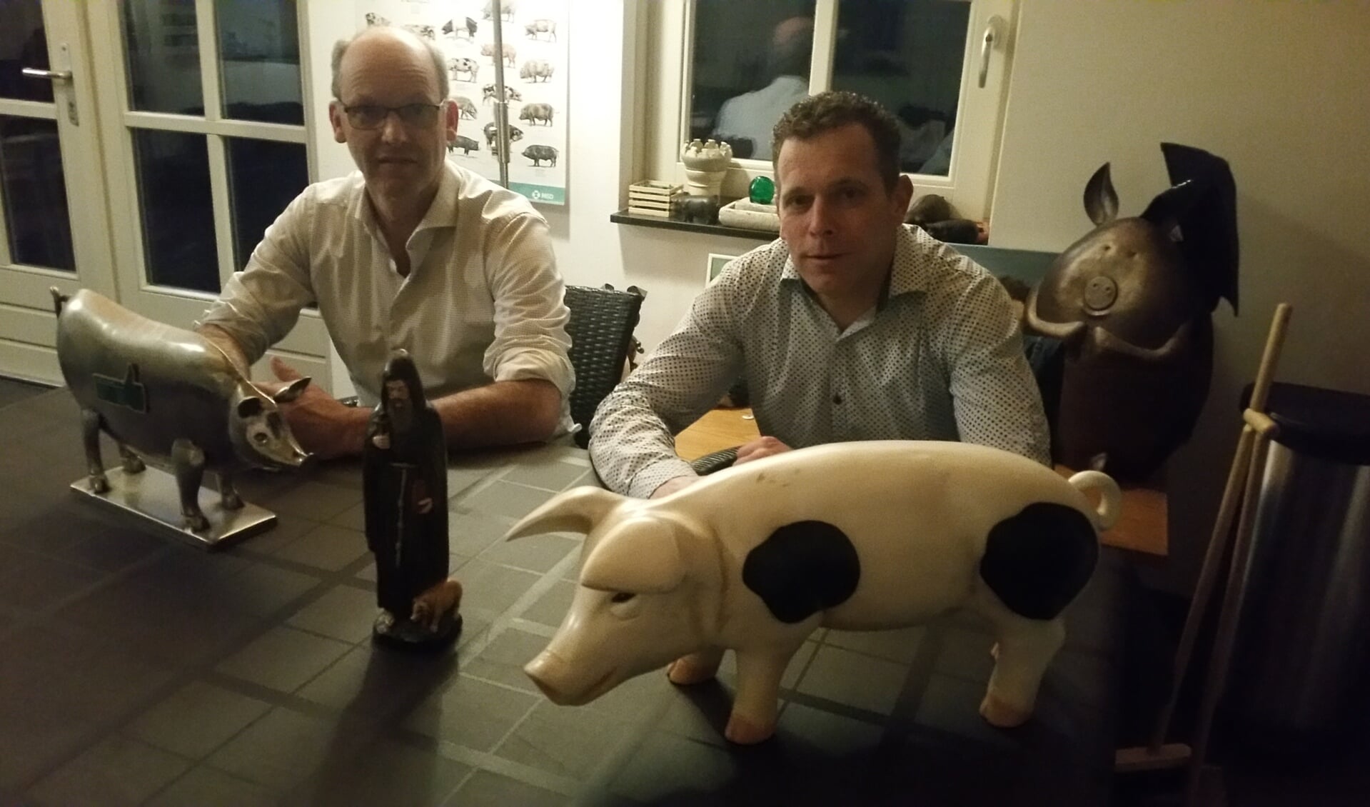 Samen met drie andere varkenshouders willen Wilbert Egelmeers (links) en Erik Geene binnen het project ‘Van Kop tot Staart’ laten zien dat het varken een ‘kringloopdier’ is en dat duurzame houderij smakelijke producten oplevert.