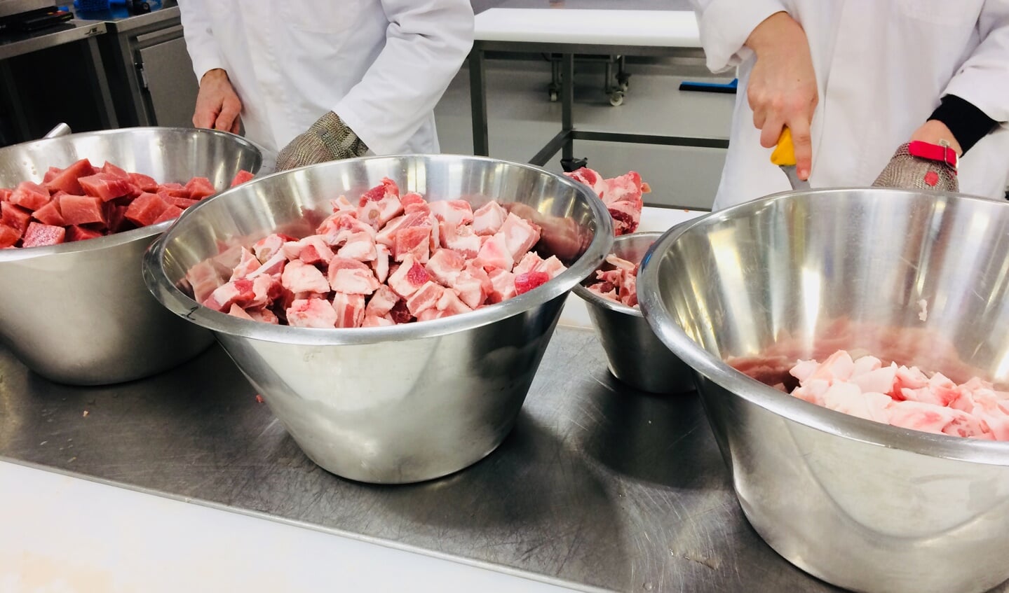 Evy de Wilde en Sophie van der Linden van Food Innovation van HAS Den Bosch hebben een nieuw varkensvleesproduct ontwikkeld, op basis van slachtproducten van varkens van de partners in ‘Van Kop tot Staart’.