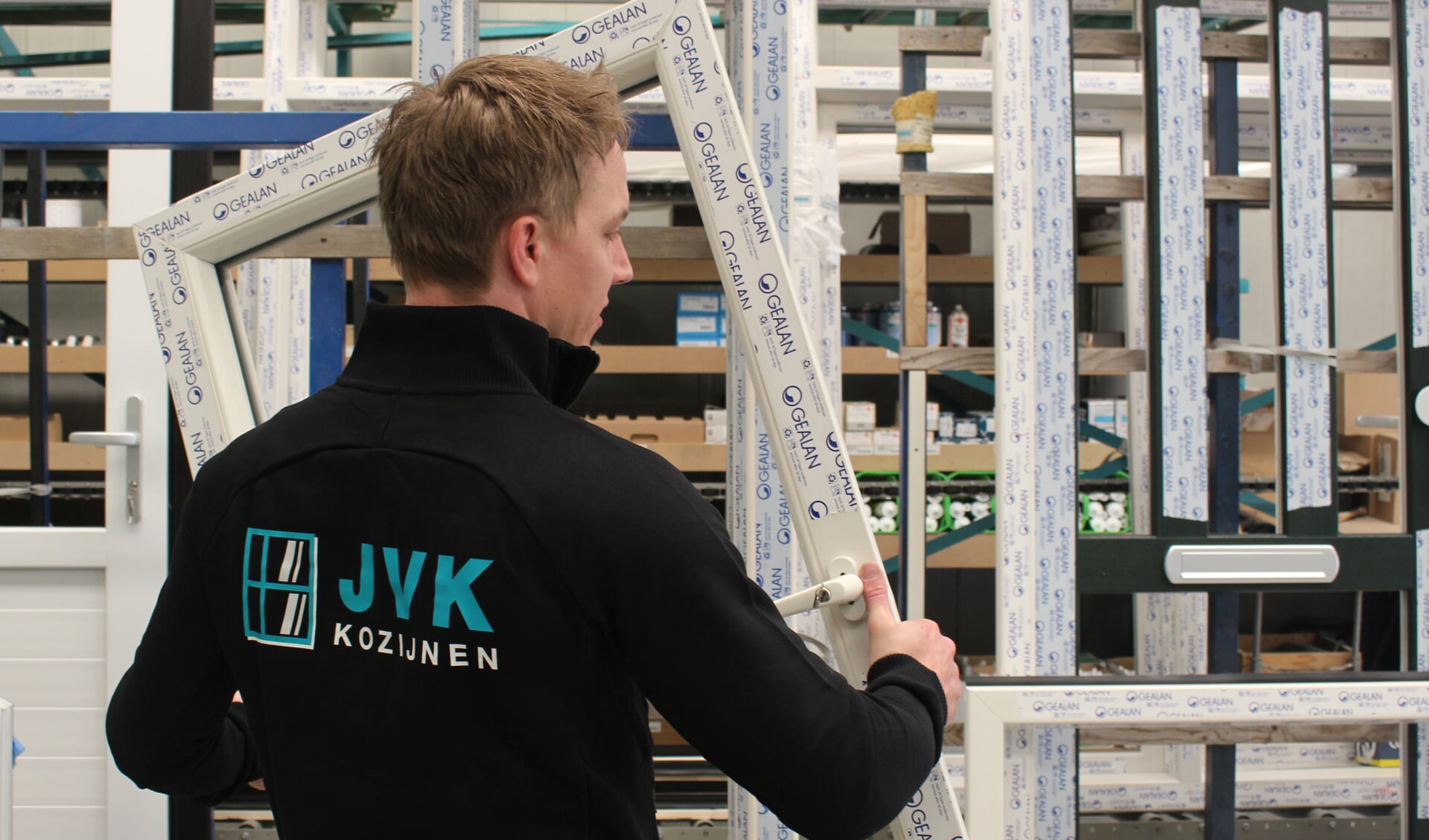 Bij JVK Kozijnen zijn ze bij het gehele proces betrokken; van het assembleren tot monteren.