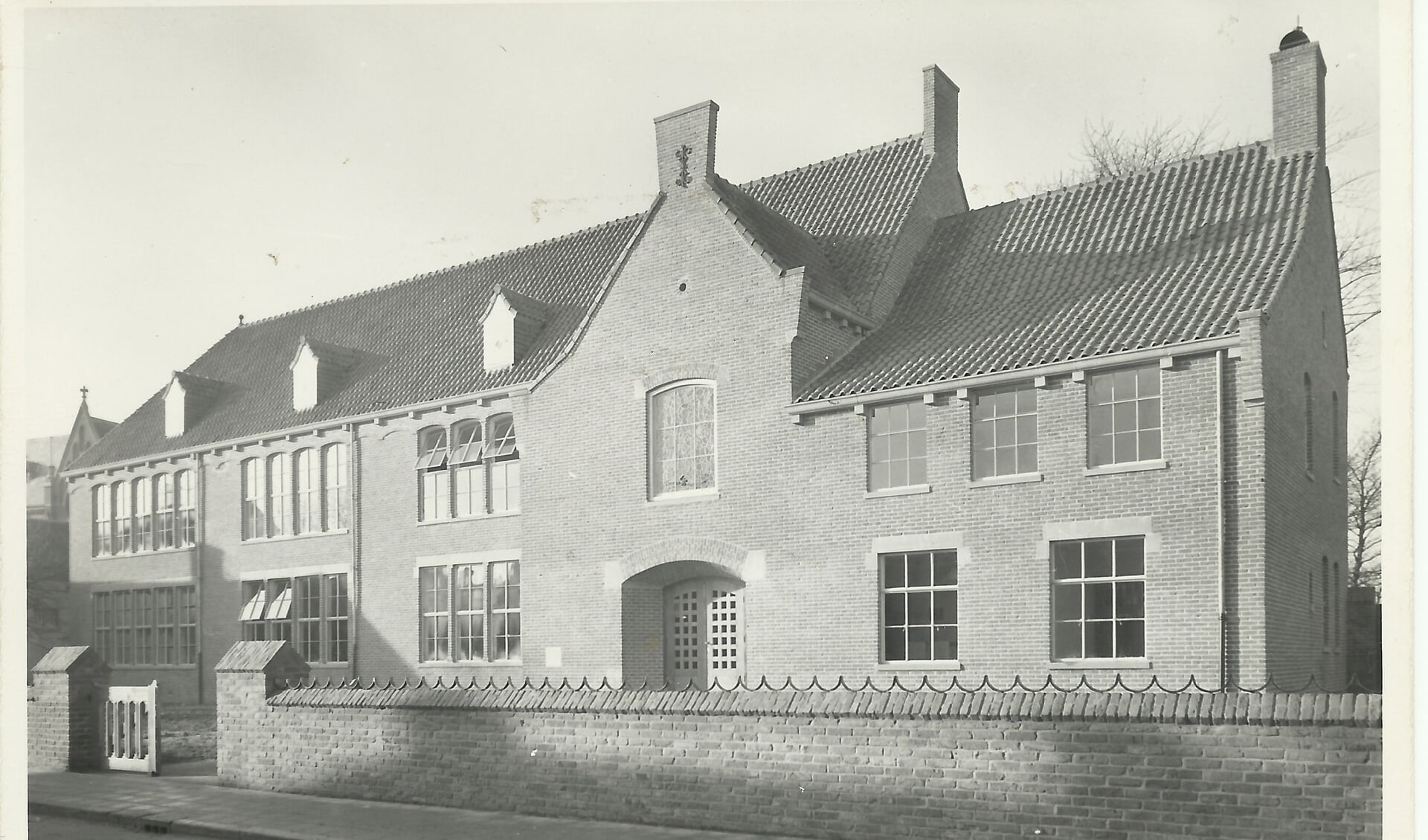 De Sint Jan aan de Koornstraat, opgeleverd in 1948. Een ontwerp van architect De Reus.