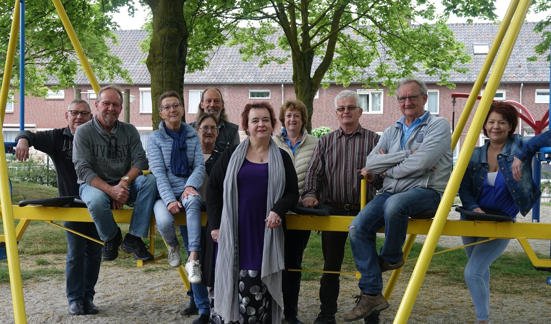 De feestcommissie achter het jubileum weekend in De Bloemenwijk.